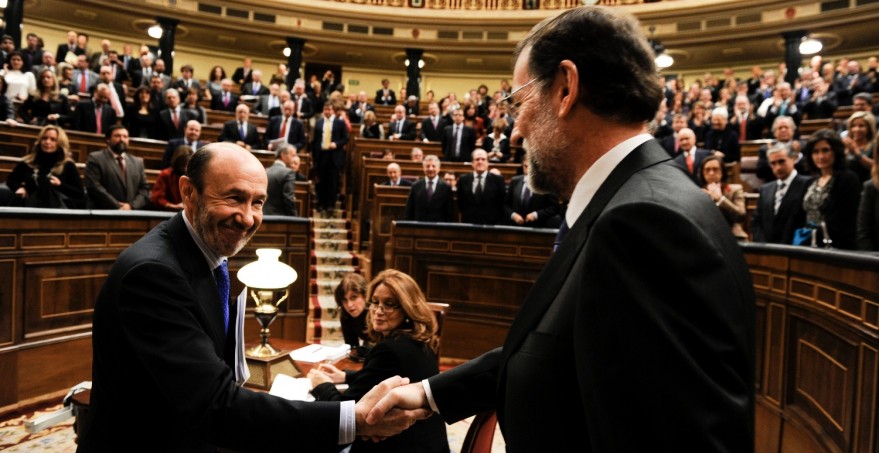 El presidente del Gobierno, Mariano Rajoy, y el líder socialista, Alfredo Pérez Rubalcaba, se saludan en el Congreso.