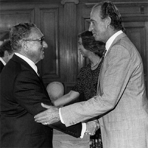 Juan Carlos I saluda a Henry Kissinger.