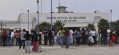 Familiares de presos esperan noticias del suceso.