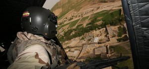 Un soldado sobrevuela en un Cougar la provincia de Badghis.