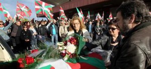 Juanma (d) y Begoña (3d), hermanos del terrorista.