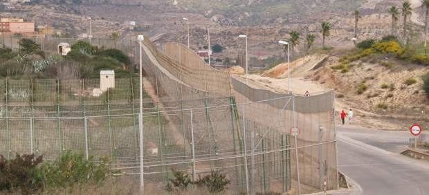 Valla fronteriza que separa Melilla (derecha) de Marruecos (izquierda).