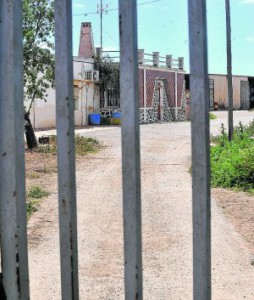 Vista de la vivienda, tras la puerta de entrada