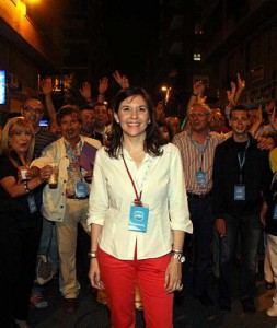 Eran otros tiempos: Mercedes Alonso, aclamada por militantes y simpatizantes del PP