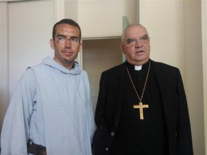 Cattenoz, el arzobispo de Avignon, junto al sacerdote agredido.