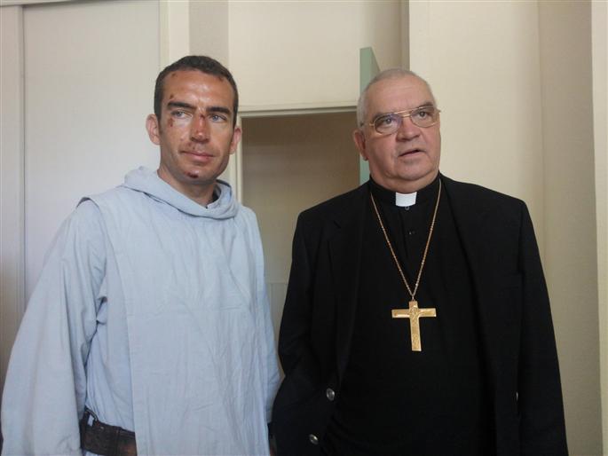 Cattenoz, el arzobispo de Avignon, junto al sacerdote agredido.