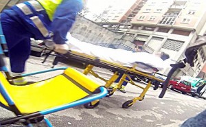 Los sanitarios se llevan en una camilla a la joven agredida, que quedó ingresada en el hospital. 