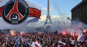 Seguidores del PSG celebran el título de Liga con bengalas.