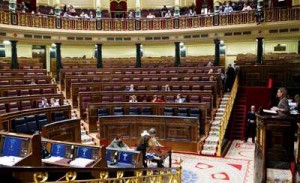 El Congreso de los diputados, casi sin parlamentarios, en una sesión plenaria.