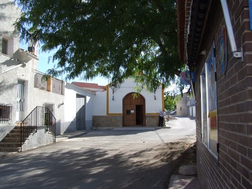 A la izquierda, el Ayuntamiento granadino de Cortez de Baza