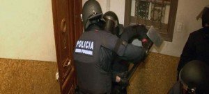 Los Mossos entran en un edificio okupado por ladrones Los Mossos entrando por la fuerza en uno de los pisos okupados por ladrones en Poble Sec.