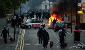 Disturbios en un barrio londinense habitado por inmigrantes de origen extraeuropeo.