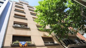 Fachada del edificio en el que vivía el fallecido 