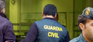 Imagen de archivo de un agente de la guardia civil durante una detención. 