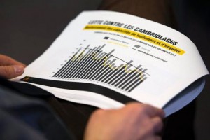 Un hombre lee un gráfico sobre el número de robos en Ginebra