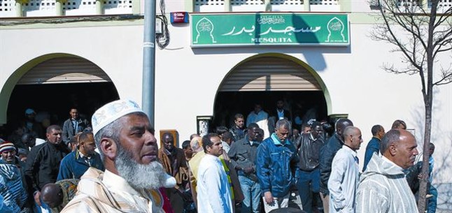 En la imagen, musulmanes saliendo de una mezquita de Tarrasa.