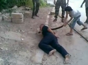 Los rebeldes utilizan a un niño para decapitar a un militar sirio.