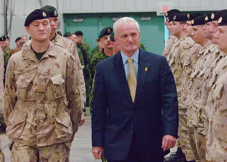 El ministro canadiense de Defensa, Gordon O’Connor, pasa revista a las tropas