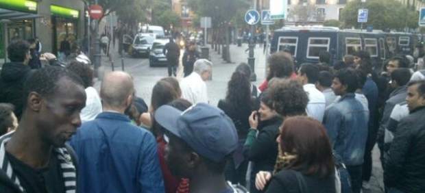 La Policía rodea la plaza de Lavapiés, en una redada con protesta de los vecinos.