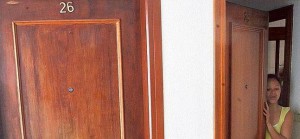 La puerta 26, donde vive la madre que abandonó a su dos hijos, y una vecina del rellano.