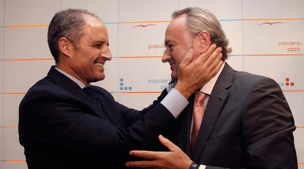 Alberto Fabra (d) junto a su predecesor al frente del Gobierno de Valencia, Francisco Camps.