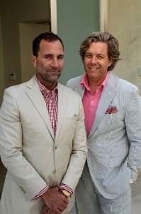 En la foto, James Costos (izquierda) y su compañero, Michael Smith.