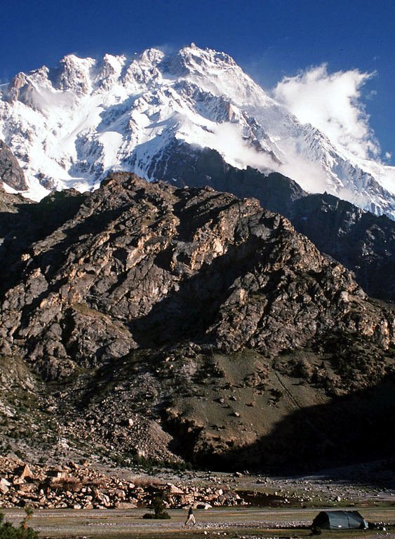 Al menos nueve alpinistas extranjeros, entre ellos cinco ucranianos, murieron por disparos este domingo de madrugada en el Himalaya pakistaní, en un inédito ataque en esa pacífica región reivindicada por los talibanes de Pakistán.