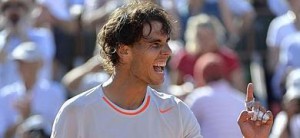 Nadal celebra la victoria en semifinales de Roland Garros ante Djokovic.