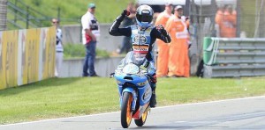Álex Rins celebra su victoria en Sachsenring.