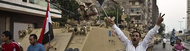 Ciudadanos egipcios celebran el despliegue militar.
