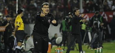 Martino da instrucciones a los jugadores de Newell's durante un partido de la Libertadores.