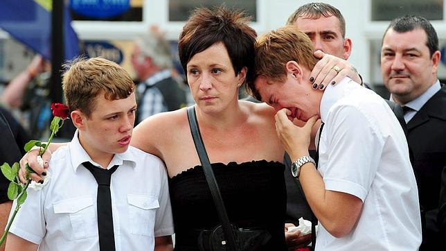 Dos niños lloran durante la repatriación de los cuerpos de siete soldados británicos muertos en Afganistán, en Wootton, Reino Unido