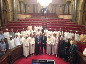 Una imagen que bien podría describir el futuro que espera a Cataluña: Un grupo de musulmanes 'catalanes' visita el Parlament acompañados por Àngel Colom