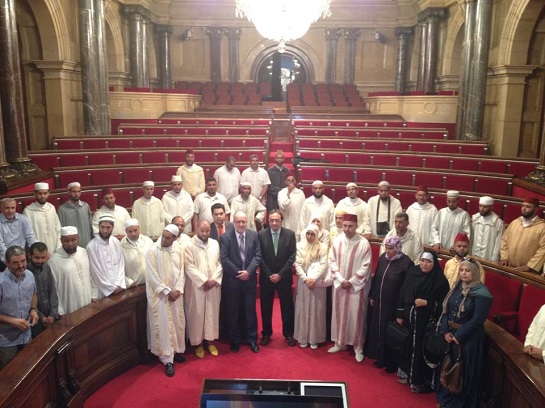 Una imagen que bien podría describir el futuro que espera a Cataluña: Un grupo de musulmanes 'catalanes' visita el Parlament acompañados por Àngel Colom