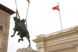Imagen de la retirada de una estatua ecuestre del general Franco