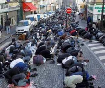 Musulmanes rezando en una calle de Francia
