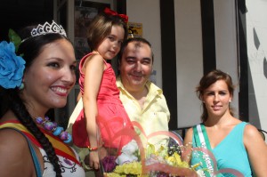 Armando Robles posa junto a la Miss y jefa de producción de 'La Ratonera', Lucía Gálvez y con una de sus damas de honor, Mari Carmen Hidalgo.