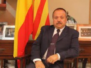 Bellalta, en el despacho de su domicilio, posa junto a las banderas de España y Cataluña.