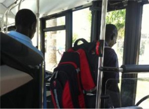 Los vendedores usan el bus para ir de un pueblo a otro.