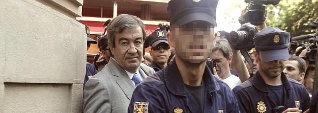 El ex secretario general del PP Francisco Álvarez-Cascos, a su salida de la Audiencia.