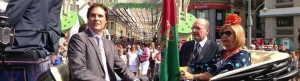 El concejal de Cultura, Damián Caneda, el alcalde, y la rectora Adelaida de la Calle, frente a la calle Larios.