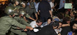 Los antidisturbios tratan de disolver la manifestación.