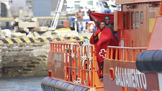 os inmigrantes subsaharianos a bordo de la embarcación «Salvamar Alkaid» tras ser rescatados