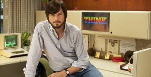 Ashton Kutcher interpreta a Steve Jobs. 