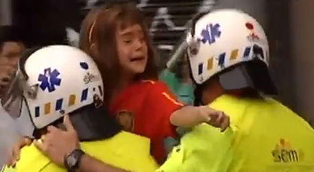 Separatistas catalanes golpearon a una niña (en la imagen) por llevar la camiseta de España.