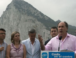 Dirigentes del PP andaluz, durante un acto en La Línea. Al fondo, el Peñón.