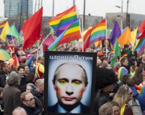Gays y lesbianas hacen mofa del presidente Putin en las calles de Moscú.