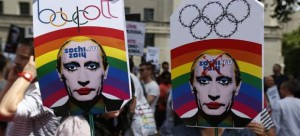 Activistas sujetan pancartas con la cara del presidente Putin maquillada en protesta por el tratamiento de los homosexuales en Rusia. 