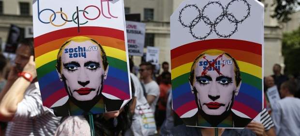Activistas sujetan pancartas con la cara del presidente Putin maquillada en protesta por el tratamiento de los homosexuales en Rusia.