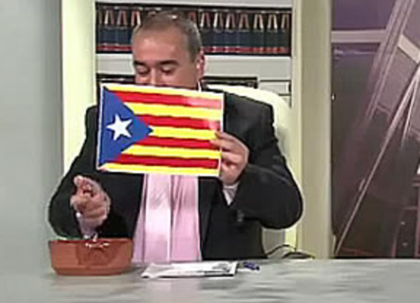 Armando Robles instantes antes de quemar una estelada en el programa 'La Ratonera', un gesto que desató las iras del separatismo catalán